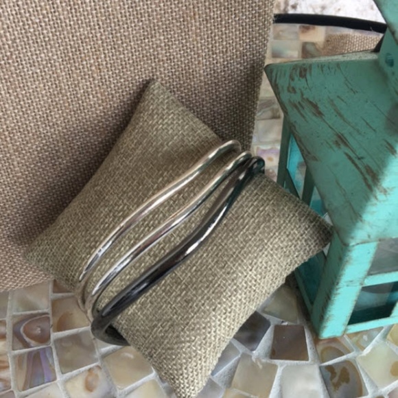 Jewelry - DONATED Set of 3 Gradient tones of silver bangles